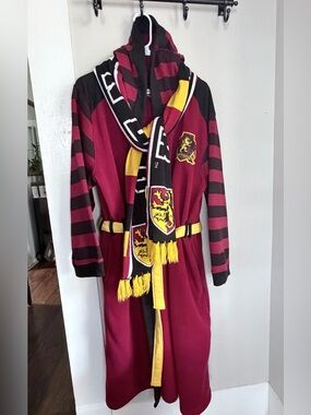 Official Harry Potter Gryffindor hooded robe with Scarf Small / Medium